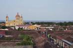 A Catedral e o Lago Nicarágua vistos do alto da torre da Igreja La Merced, em Granada, na Nicarágua